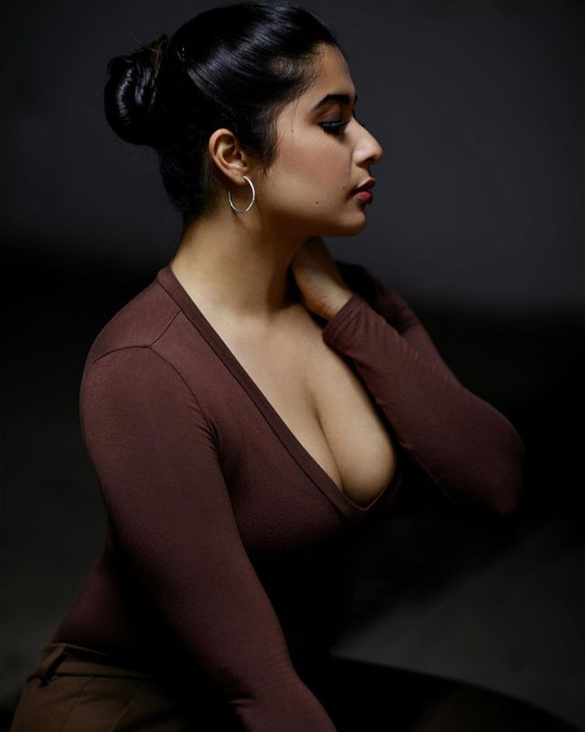 Staggering Glamour Show Of Nikita Sharma In New York